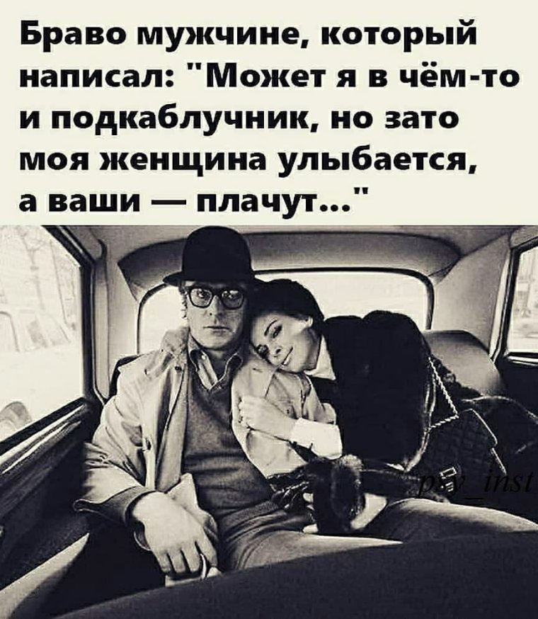 Девушки и куча обуви