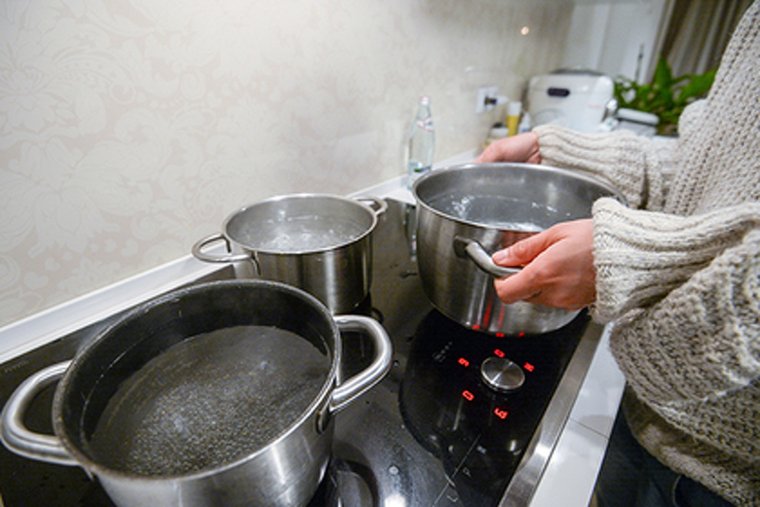 Греем воду в кастрюльках