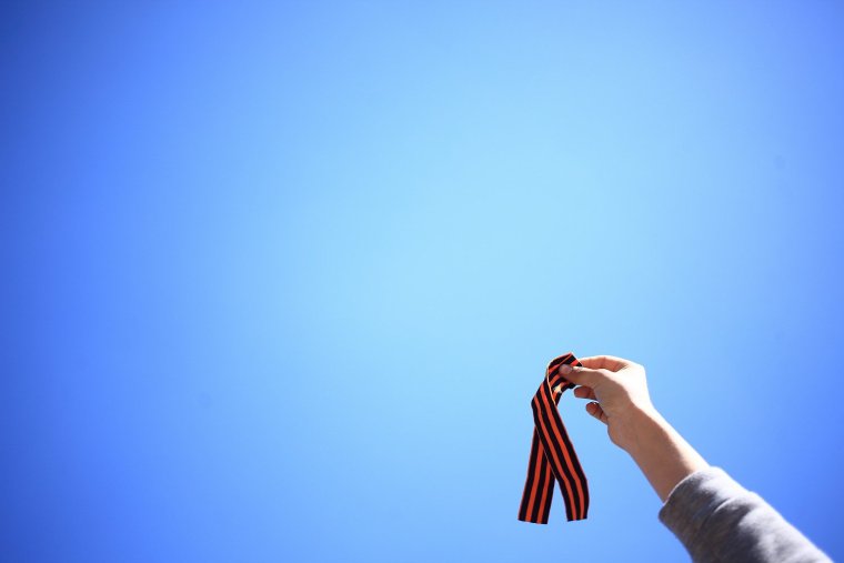 Георгиевская ленточка на фоне неба