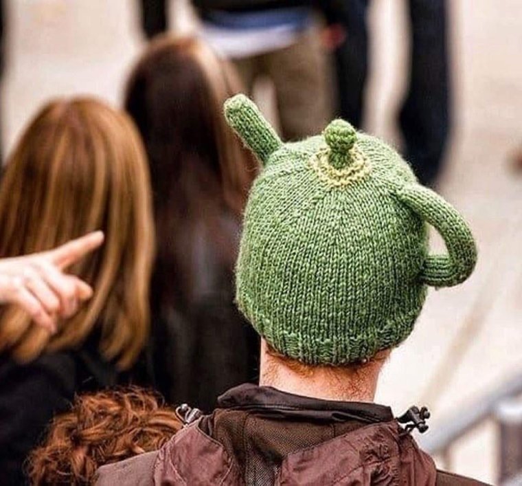 Смешная зеленая шапка