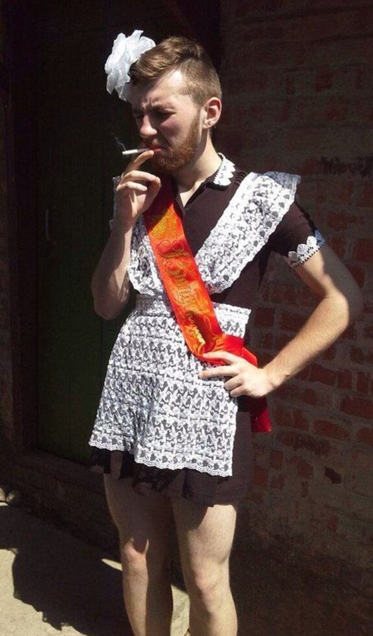 Выпускницы в платьях с парнями