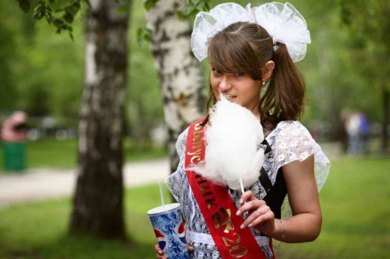 Школьница с бантами