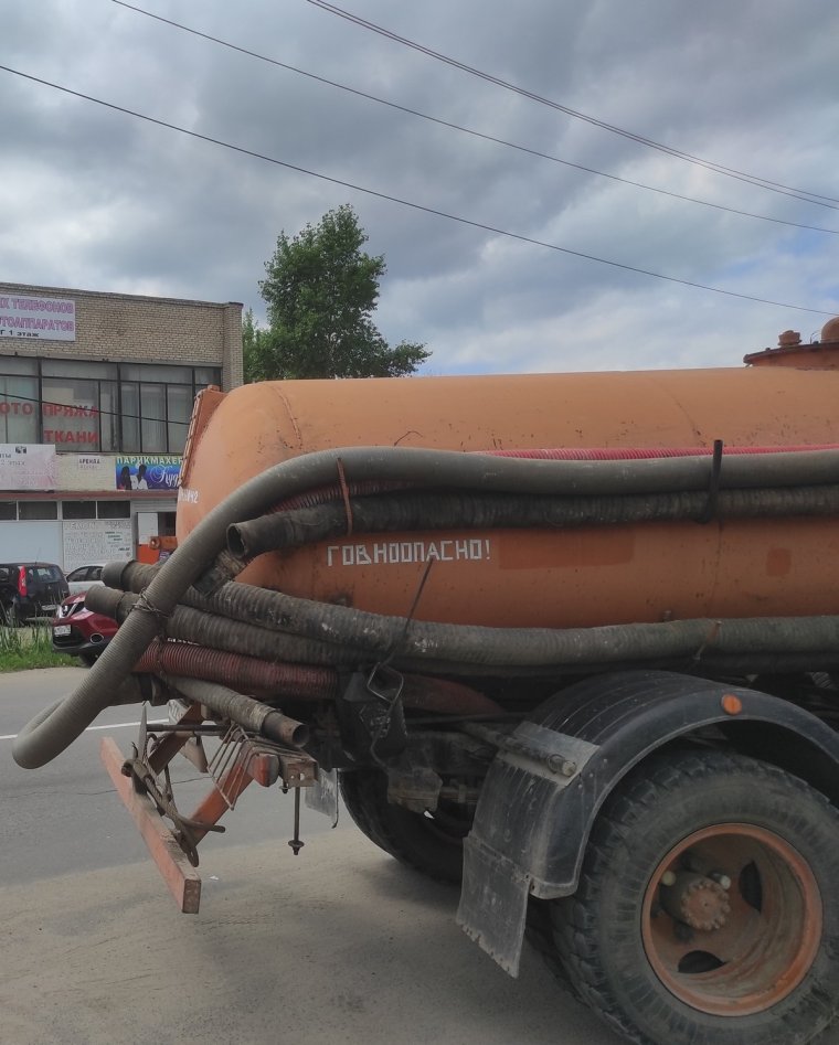 Ассенизаторская машина откачивает