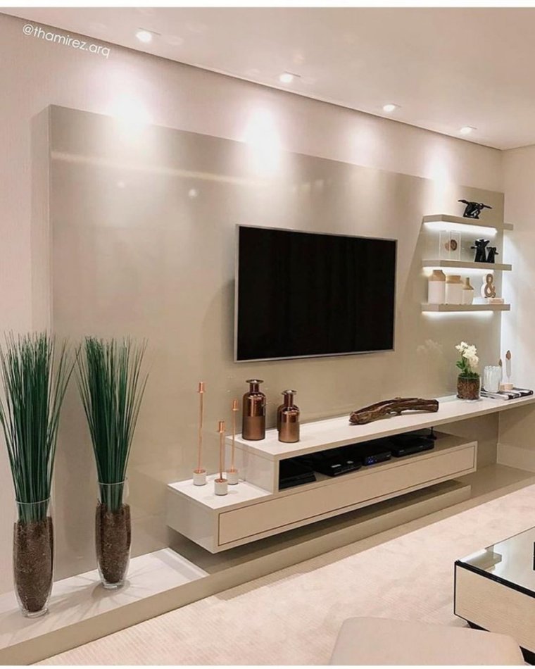 Телевизор на стене