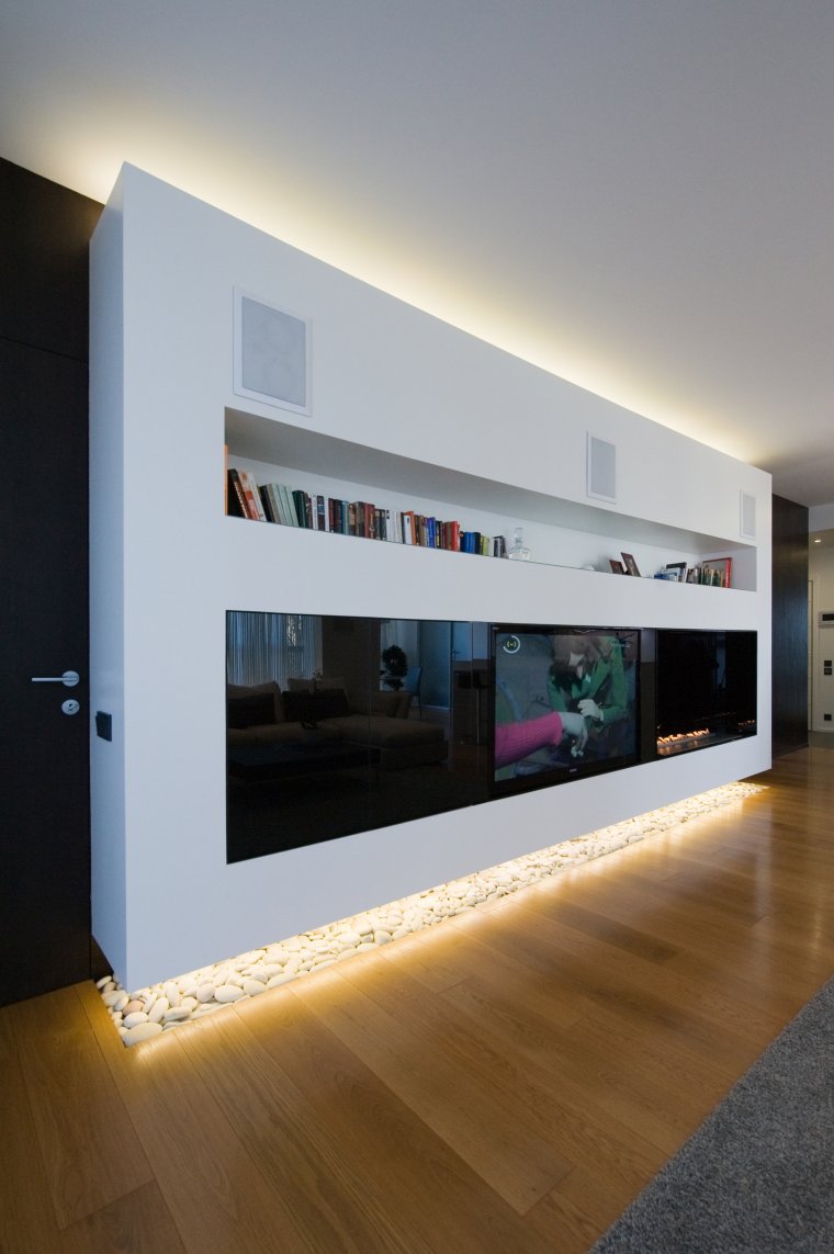 Деревянная полка для телевизора