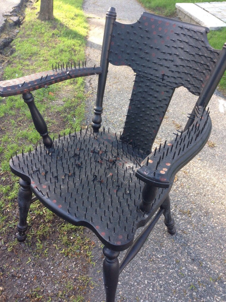 Покрашенная табуретка