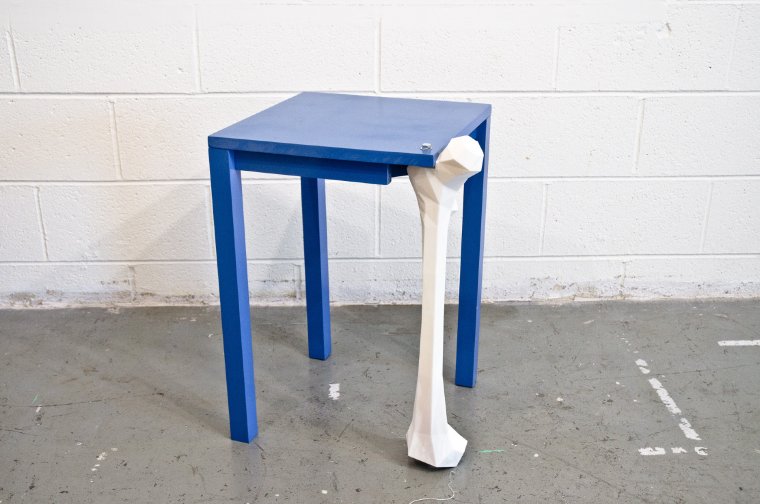 Ноги на стуле