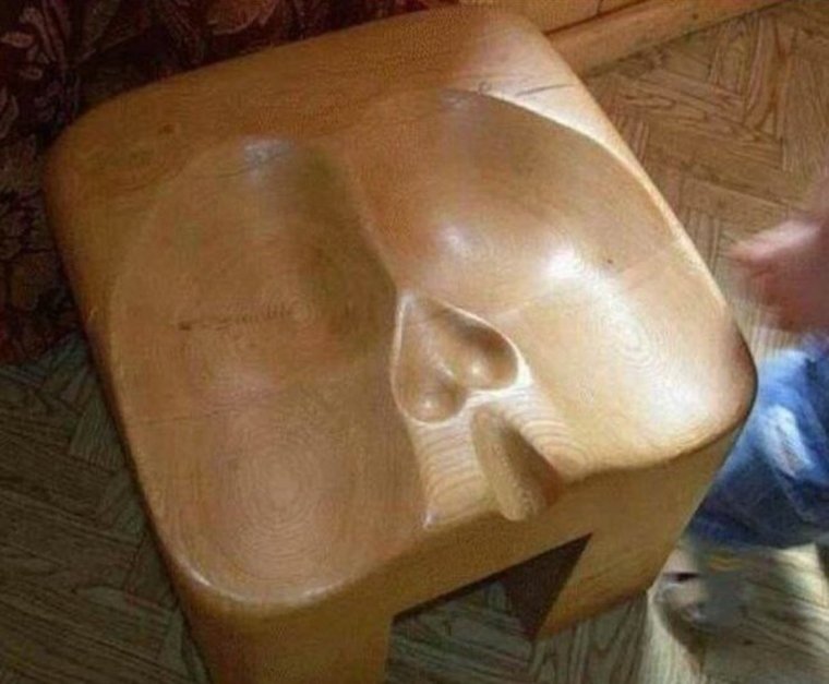 Мужчина на табуретке