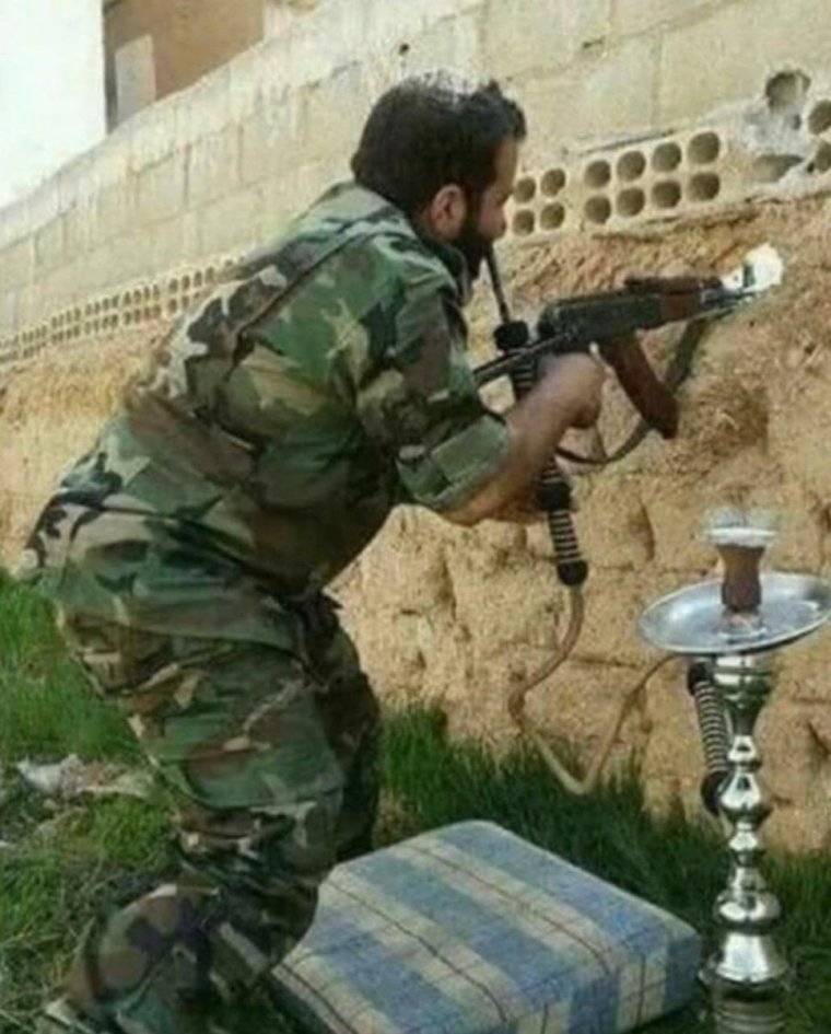 Военный с кальяном