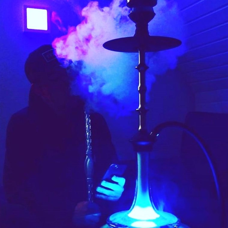 Парень с кальяном