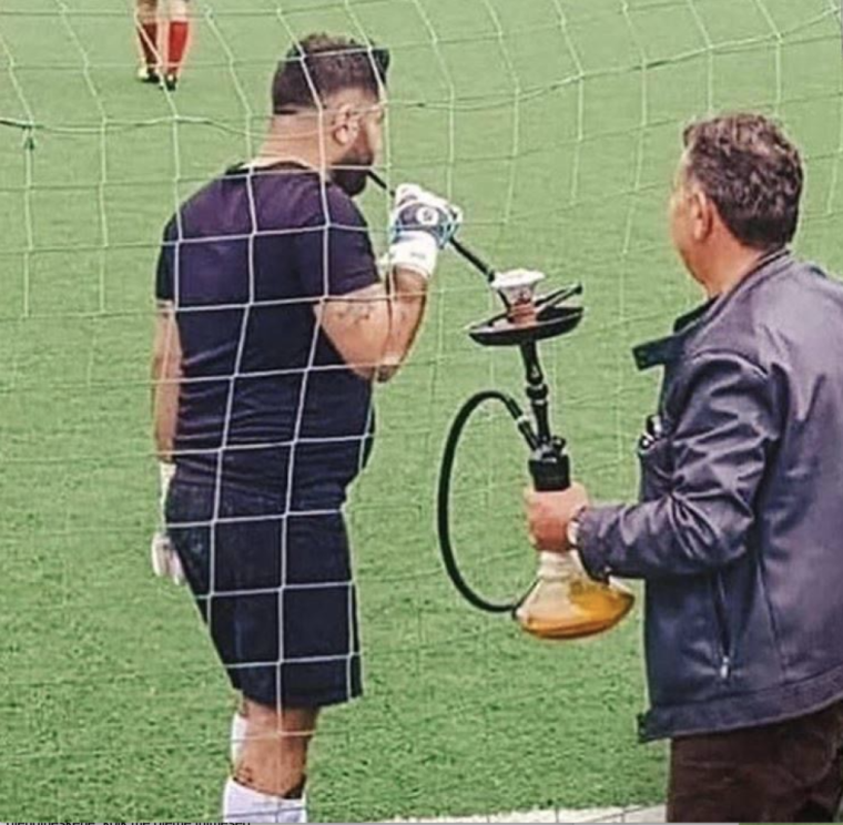 Вратарь с кальяном