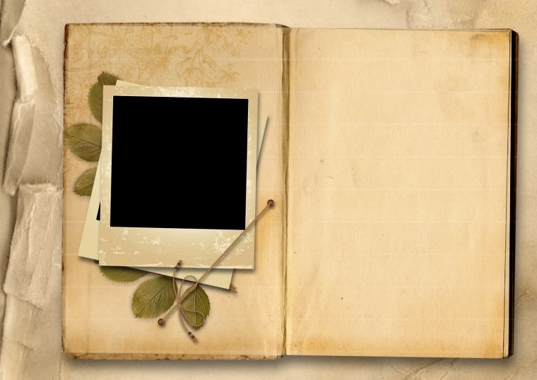 Раскрытый старый фотоальбом