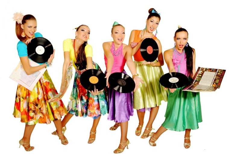 Силуэты танцующих людей