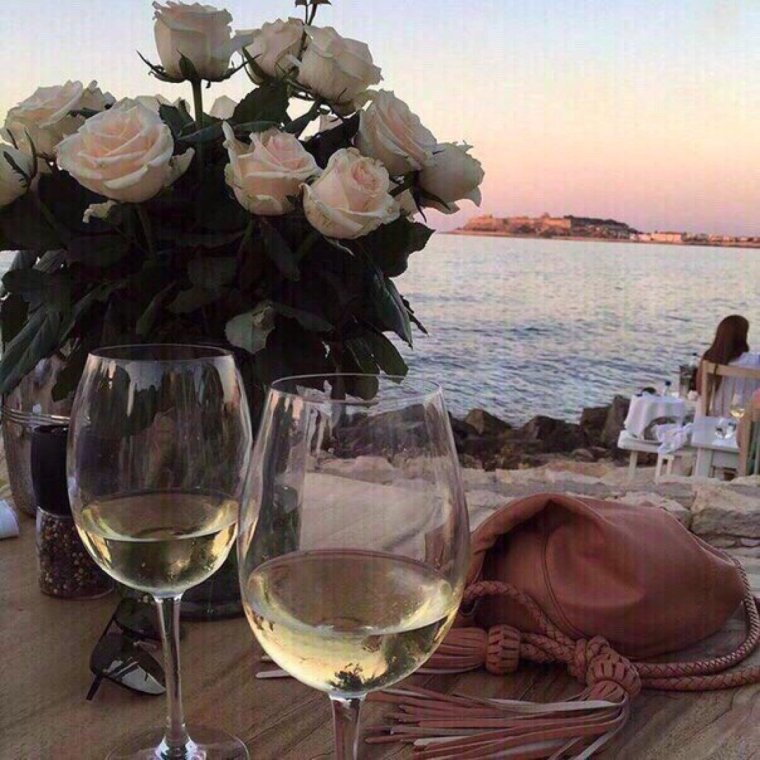 Вино на берегу моря вечером