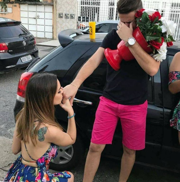 Парень добивается девушку