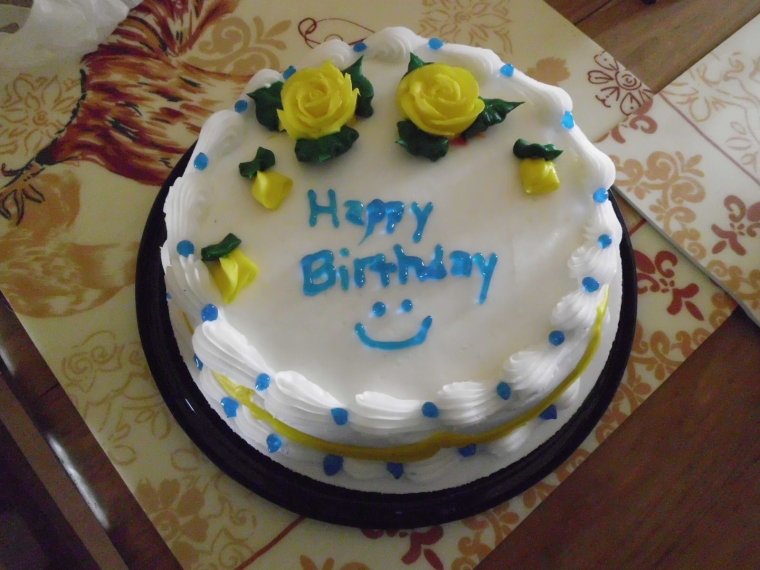 С днём рождения женщине торт и цветы