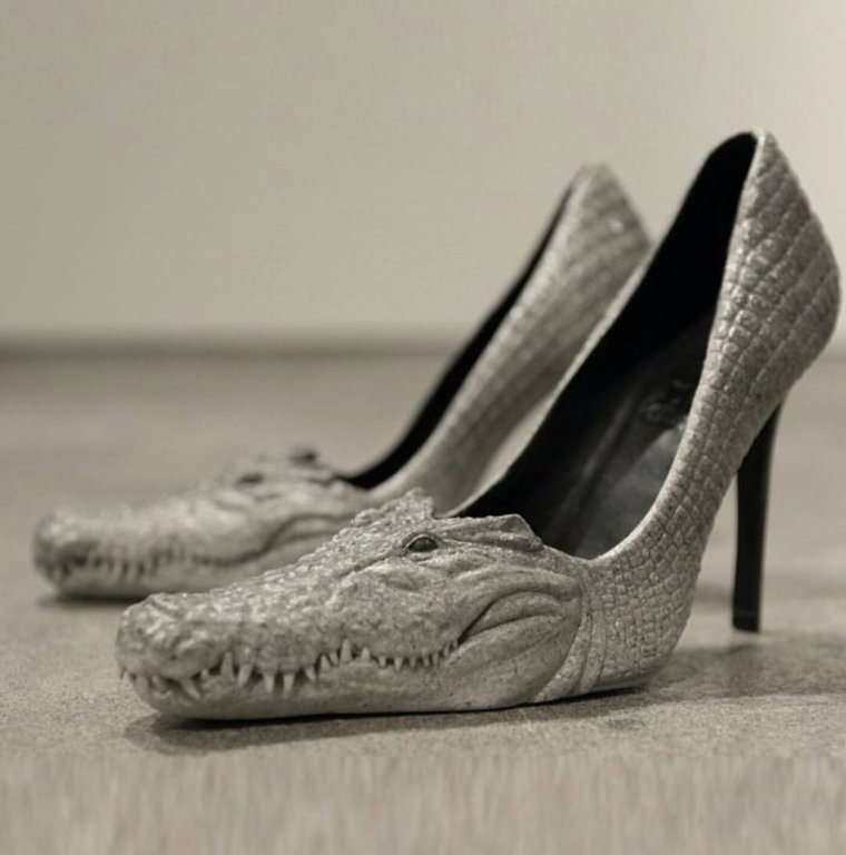 Необычные женские туфли с зубами