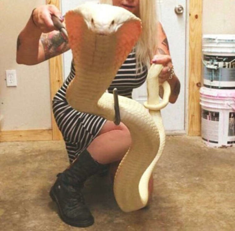 Мужские ноги в туфлях на каблуке