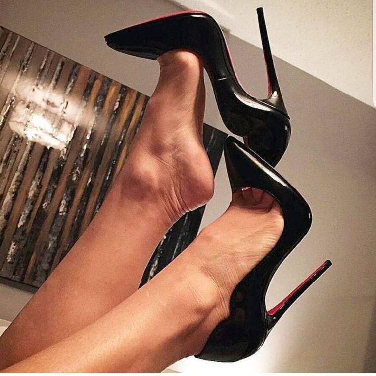 Ножки в красных туфлях на шпильке