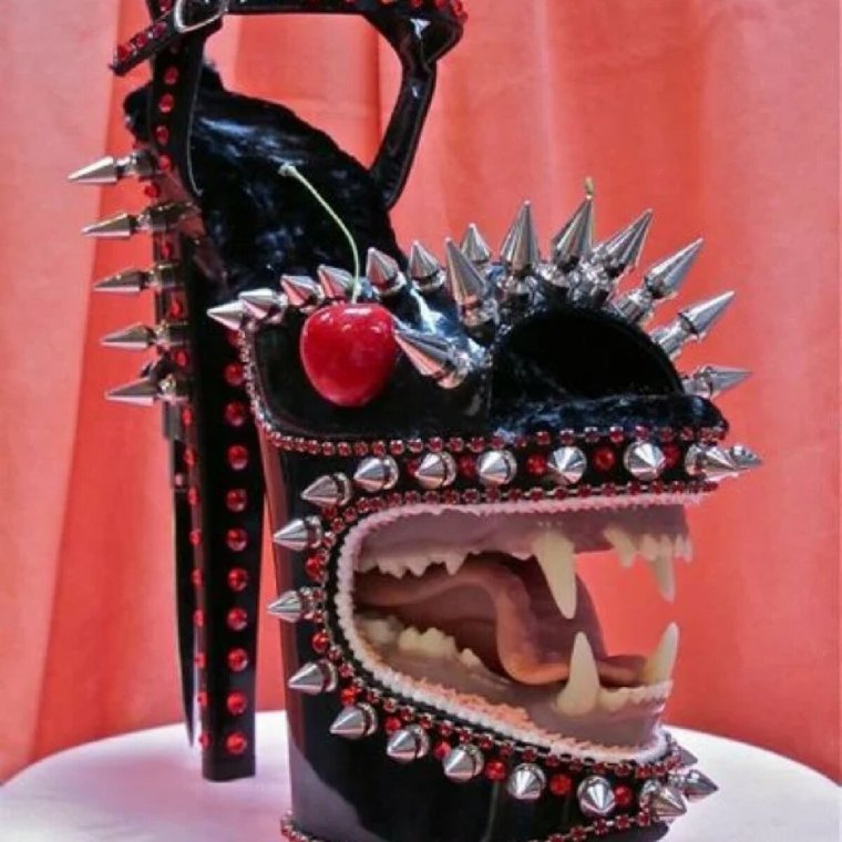 Мужские ноги в туфлях на шпильке