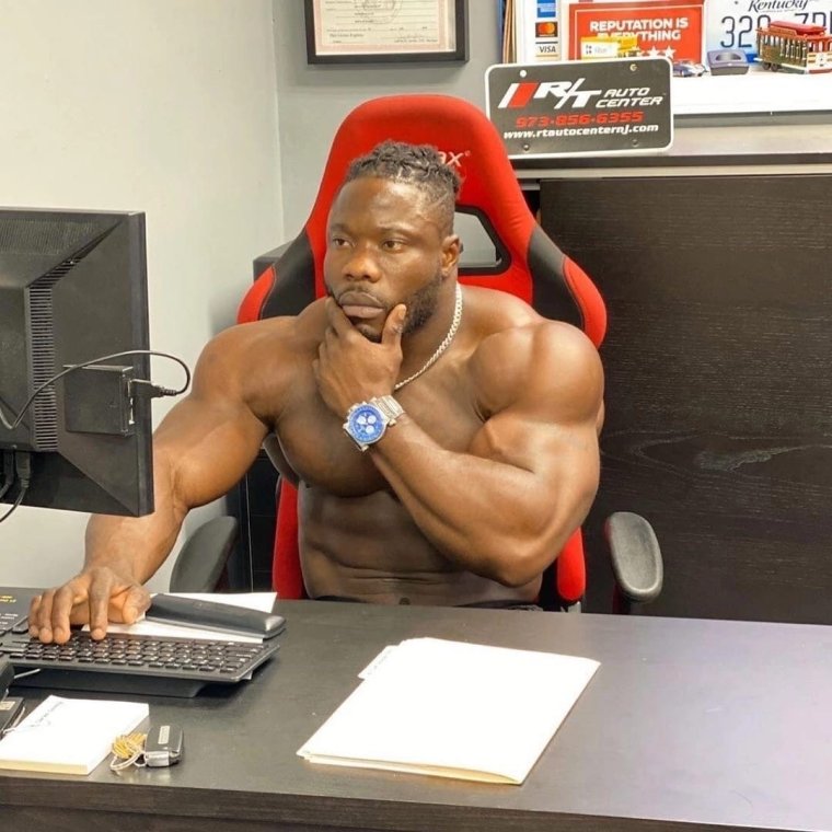 Негр в кровати