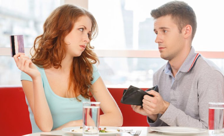 Мужчина платит в ресторане