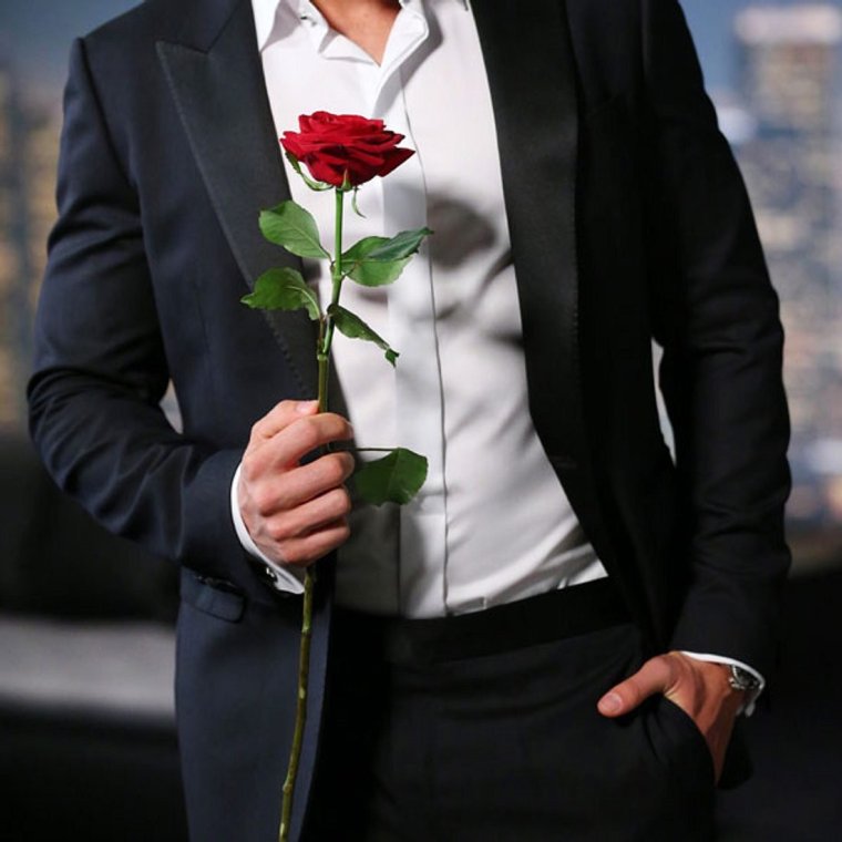 Мужчина с тюльпанами