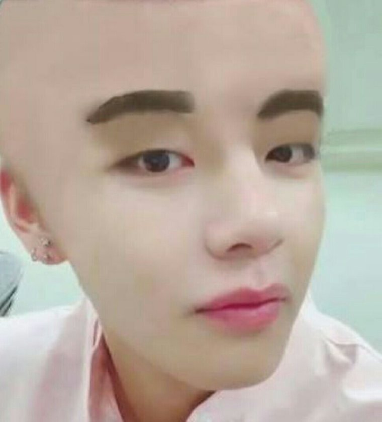 Тэхён лысый