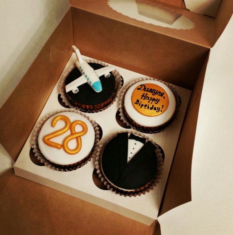 Капкейки с днем рождения парню 4 штуки