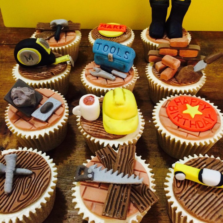 Капкейки с инструментами