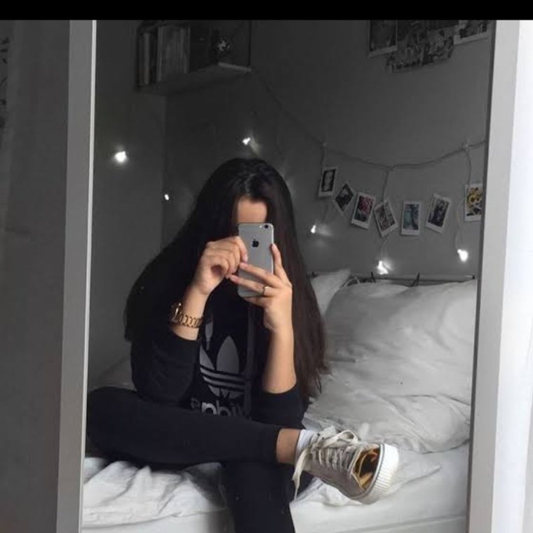 Девушка с черными волосами в зеркале