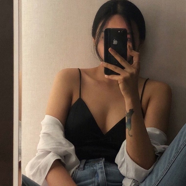 Селфи в зеркале без лица