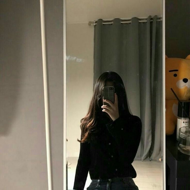 Девушка скрывает лицо