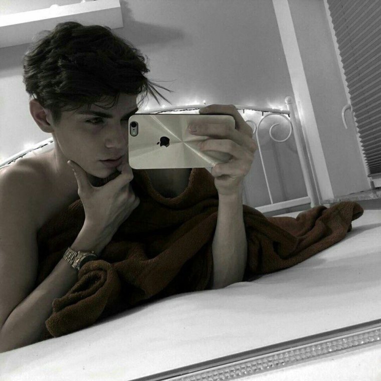 Парень в зеркале