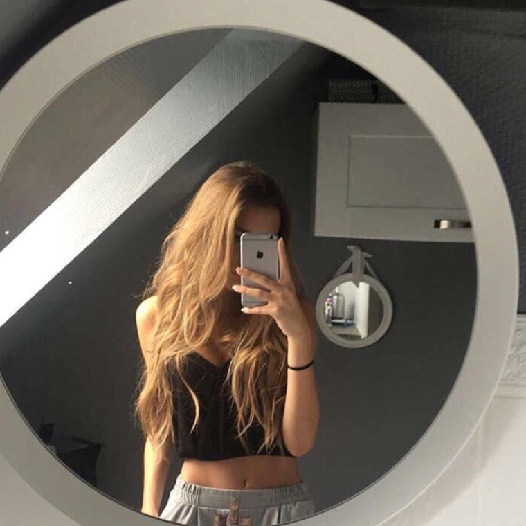 Девушка селфи в зеркале