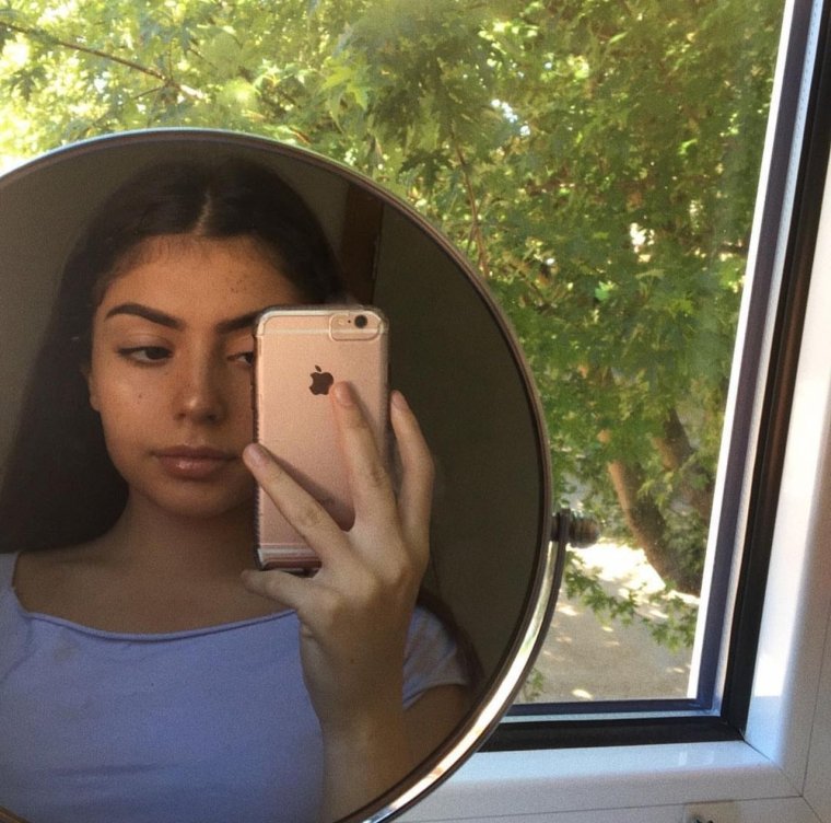 Селфи с телефоном в зеркале