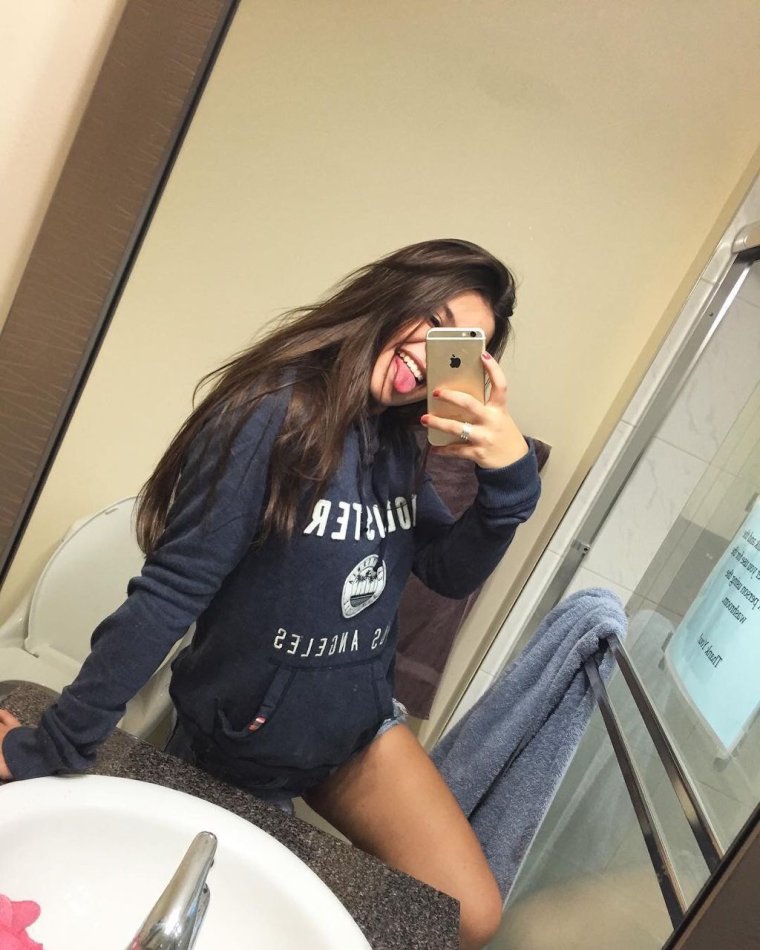 Девушка брюнетка селфи