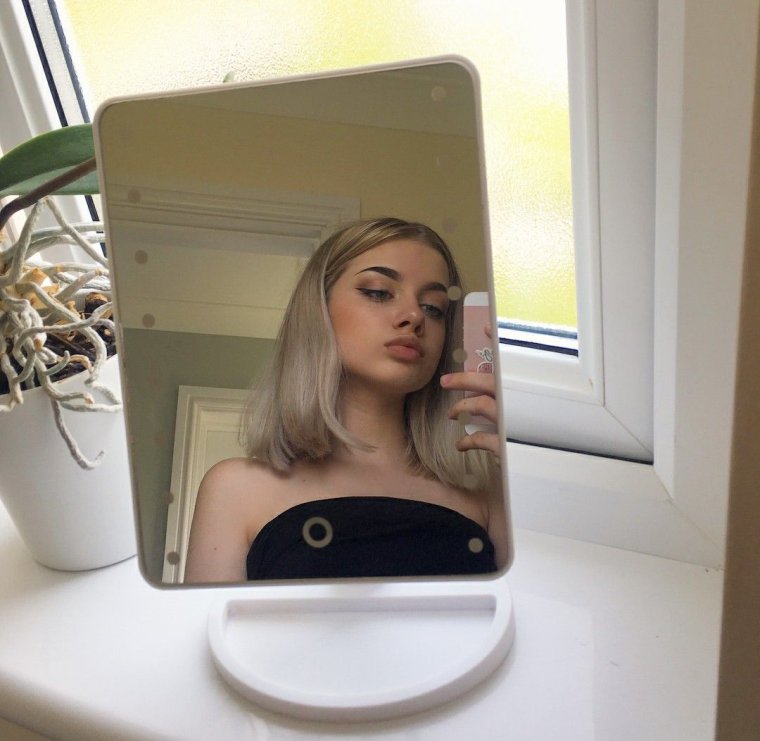 Селфи с телефоном в зеркале