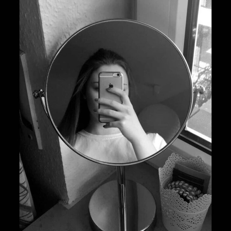 Девушка возле зеркала