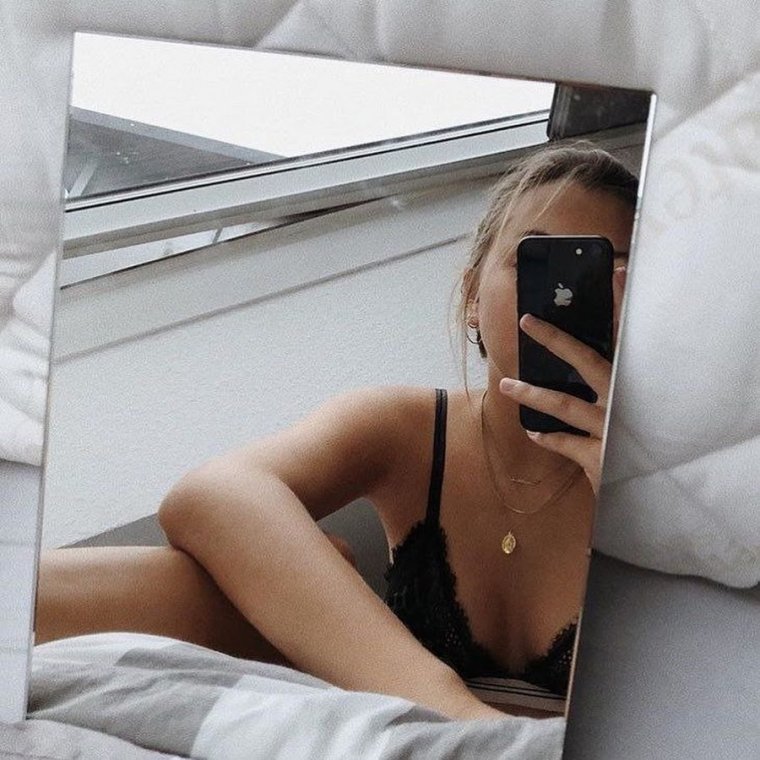 Блондинка с айфоном