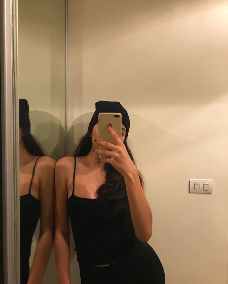 Брюнетка в зеркале