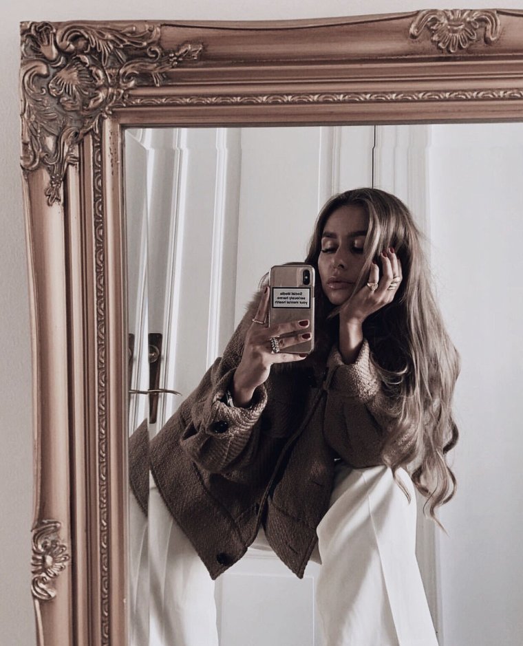 Девушка в зеркале