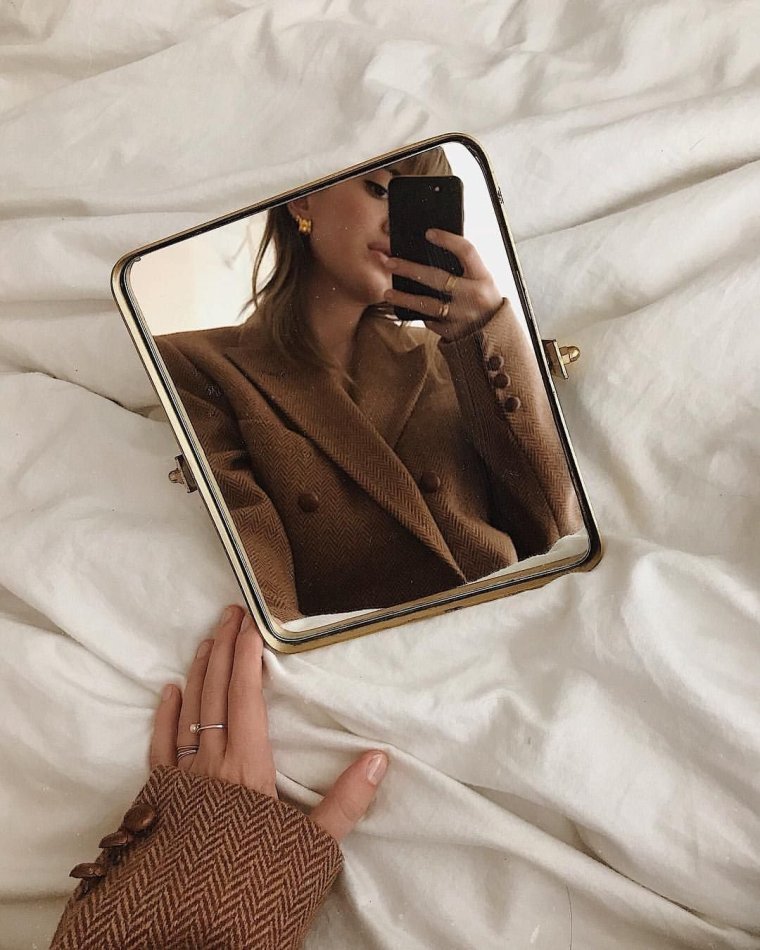 Селфи в настольном зеркале