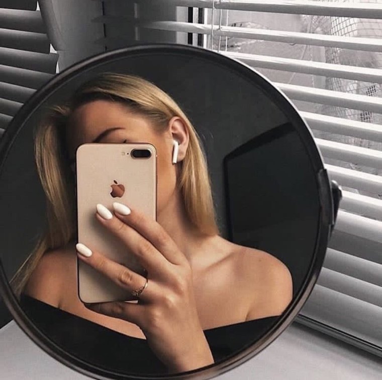 Красивая девушка в зеркале