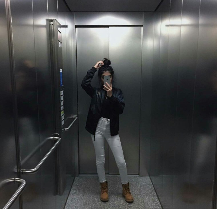 Девушка в лифте