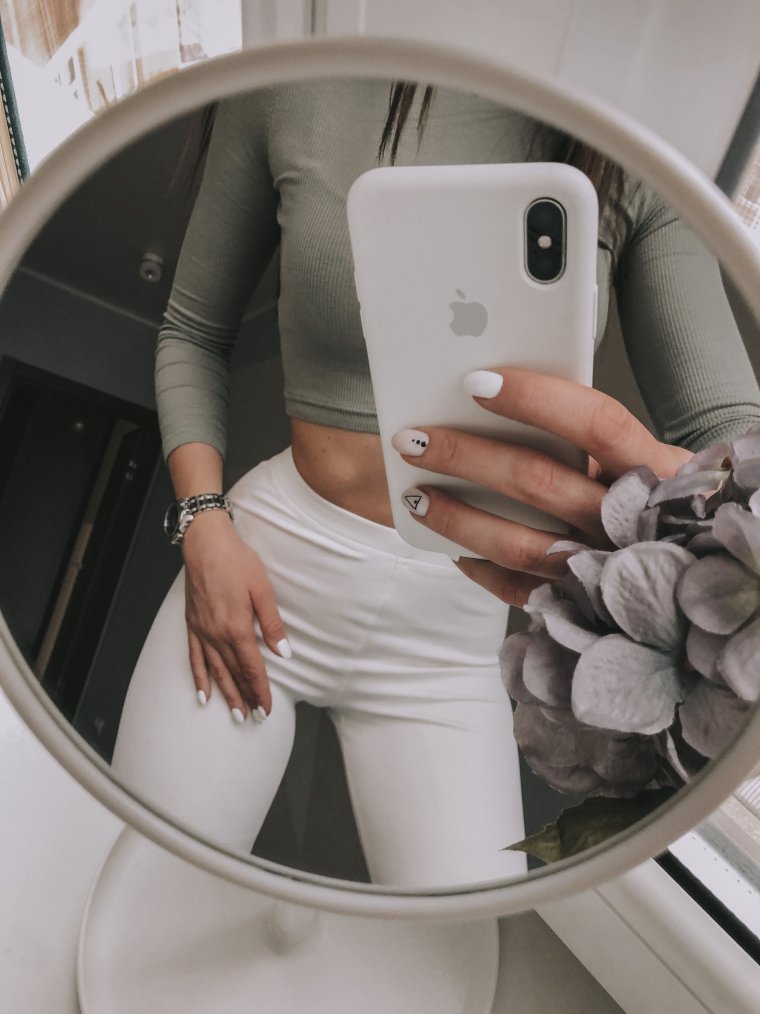Селфи с айфоном в зеркале