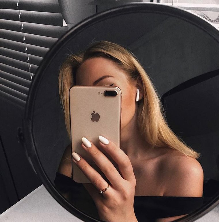 Девушка с айфоном