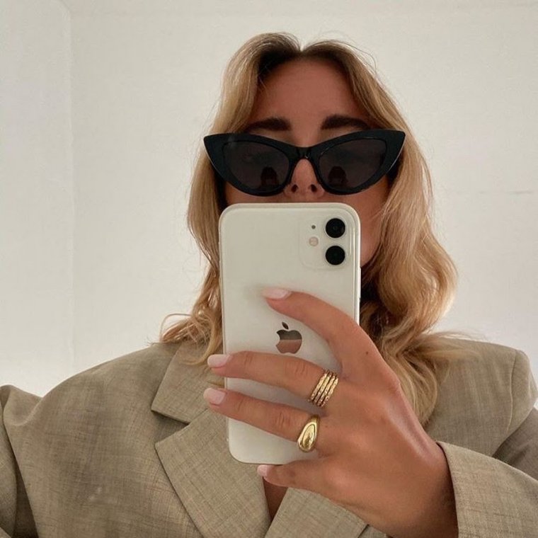 Модные девушки с айфонами