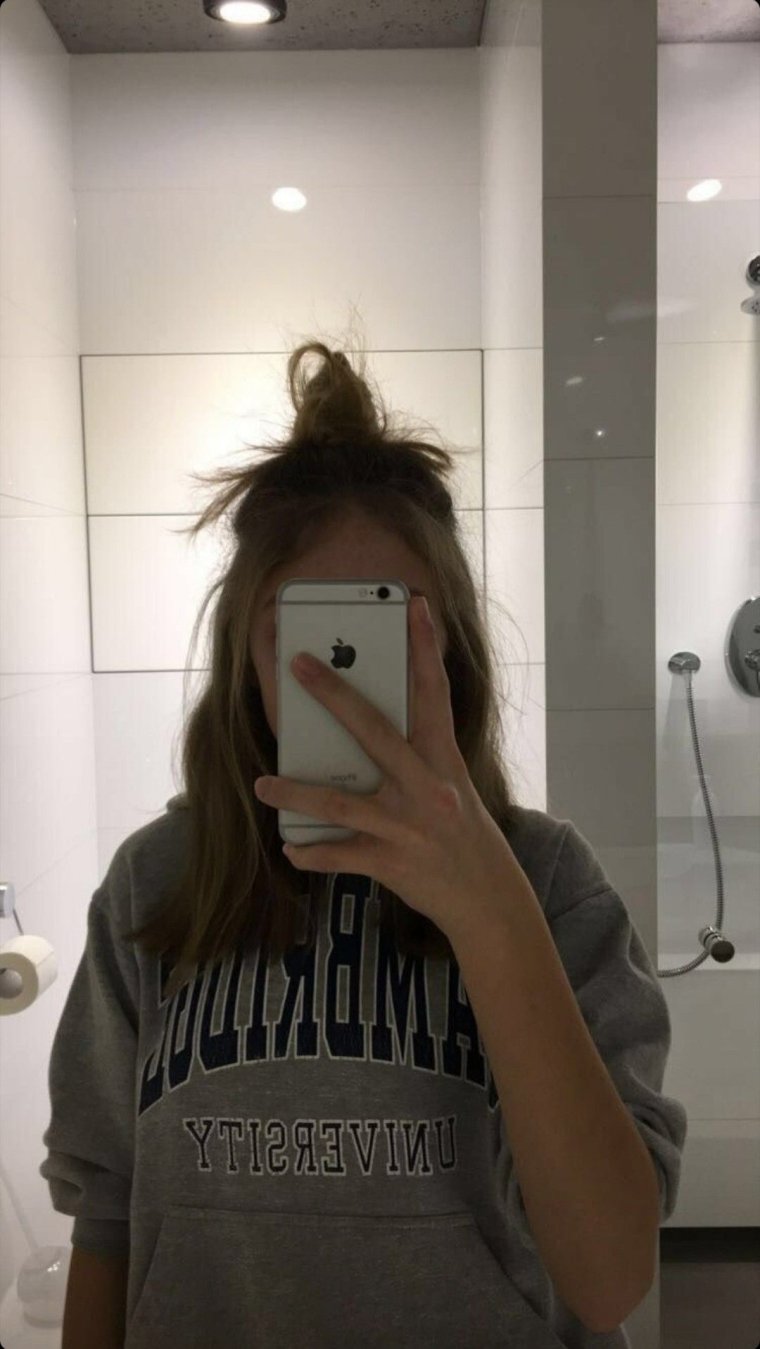 Девочка с коричневыми волосами с айфоном