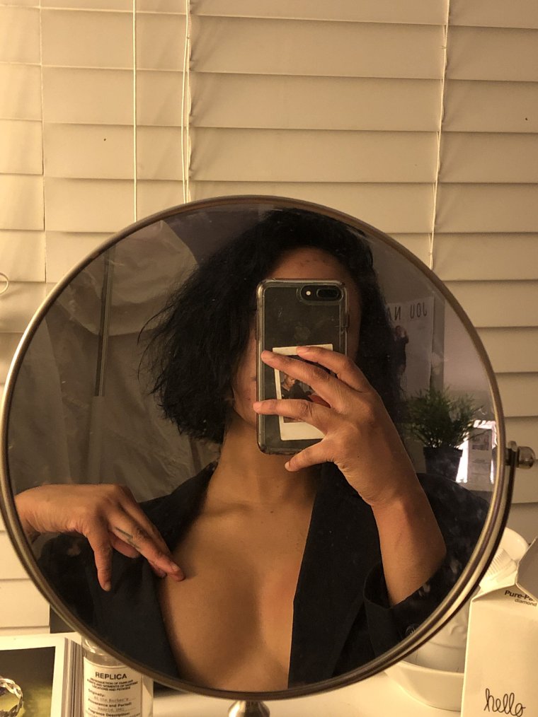 Девушка селфи в зеркале